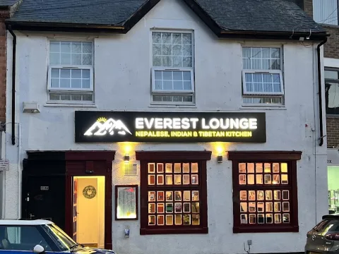 Everest Lounge