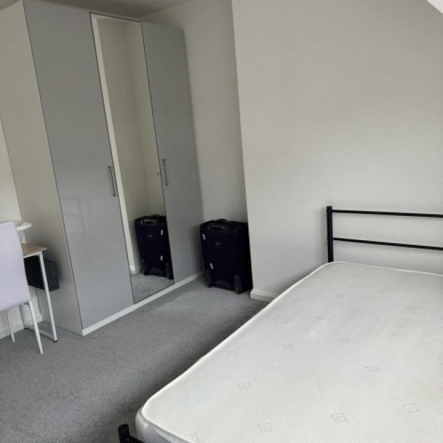 Spacious King-Size Room for Rent in Hendon