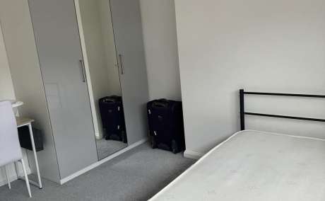 Large King-Sized Room for Rent in Hendon - Ideal for Couple or 2 Females